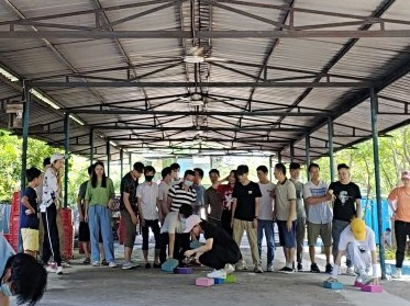 優(yōu)卡特員工玩摸石頭過(guò)河游戲獲勝