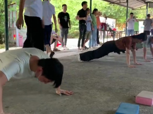 優(yōu)卡特員工玩摸石頭過(guò)河游戲懲罰